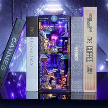 Laden Sie das Bild in den Galerie-Viewer, Book Nook - Cyber-Stadt