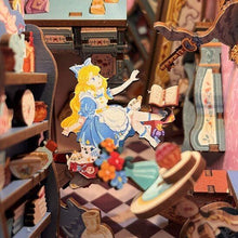 Laden Sie das Bild in den Galerie-Viewer, Book Nook - Alice im Wunderland