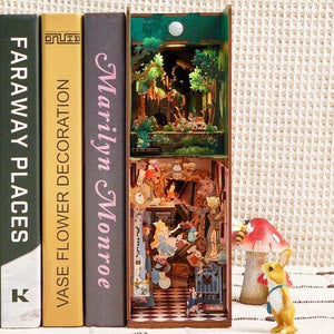 Book Nook - Alice im Wunderland