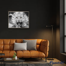 Laden Sie das Bild in den Galerie-Viewer, Malen nach Zahlen für Erwachsene | Schwarz weißer Leopard auf dem Boden liegend | Figured'Art