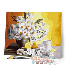 Laden Sie das Bild in den Galerie-Viewer, Vase mit Gänseblümchen und Teetasse
