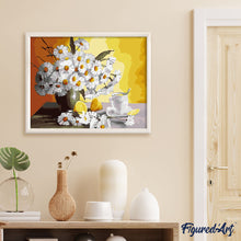 Laden Sie das Bild in den Galerie-Viewer, Vase mit Gänseblümchen und Teetasse