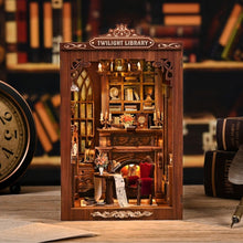Laden Sie das Bild in den Galerie-Viewer, Book Nook - Dämmerungsbibliothek