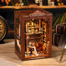 Laden Sie das Bild in den Galerie-Viewer, Book Nook - Dämmerungsbibliothek