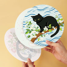 Laden Sie das Bild in den Galerie-Viewer, Mini Serie Malen nach Zahlen - Scheiben Ø20cm (6 Stück) - Schwarze Katze und Blumen