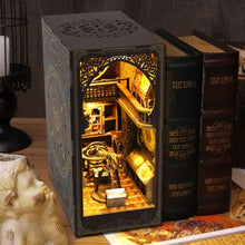 Laden Sie das Bild in den Galerie-Viewer, Book Nook - Astronomiemuseum