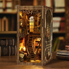 Laden Sie das Bild in den Galerie-Viewer, Book Nook - Antiker Bibliotheksraum