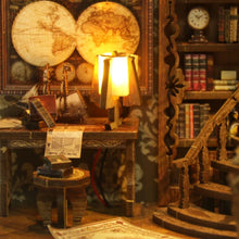 Laden Sie das Bild in den Galerie-Viewer, Book Nook - Antiker Bibliotheksraum