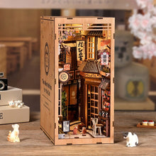 Laden Sie das Bild in den Galerie-Viewer, Book Nook - Die Gasse wartet auf die Katze