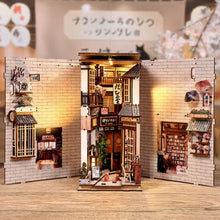 Laden Sie das Bild in den Galerie-Viewer, Book Nook - Die Gasse wartet auf die Katze
