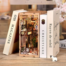 Laden Sie das Bild in den Galerie-Viewer, Book Nook - Die Gasse wartet auf die Katze