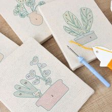 Laden Sie das Bild in den Galerie-Viewer, Punch Needle Set (4 Stück) mit Rahmen - Botanische Stimmung