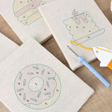Laden Sie das Bild in den Galerie-Viewer, Punch Needle Set (4 Stück) mit Rahmen - Leckere Häppchen