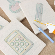 Laden Sie das Bild in den Galerie-Viewer, Punch Needle Set (4 Stück) mit Rahmen - Schreibtisch Essentials 1