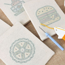 Laden Sie das Bild in den Galerie-Viewer, Punch Needle Set (4 Stück) mit Rahmen - Süßes &amp; Street Food