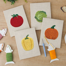 Laden Sie das Bild in den Galerie-Viewer, Punch Needle Set (4 Stück) mit Rahmen - Frisches Gemüse Kollektion