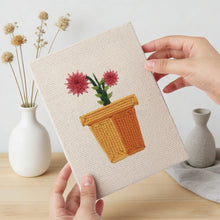 Laden Sie das Bild in den Galerie-Viewer, Punch Needle Set (4 Stück) mit Rahmen - Blühende Mini Töpfe 1