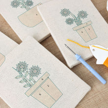 Laden Sie das Bild in den Galerie-Viewer, Punch Needle Set (4 Stück) mit Rahmen - Blühende Mini Töpfe 2