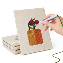 Laden Sie das Bild in den Galerie-Viewer, Punch Needle Set (4 Stück) mit Rahmen - Blühende Mini Töpfe 2