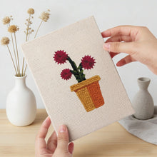 Laden Sie das Bild in den Galerie-Viewer, Punch Needle Set (4 Stück) mit Rahmen - Blühende Mini Töpfe 2