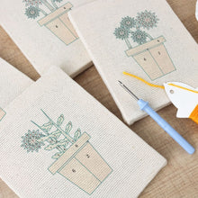 Laden Sie das Bild in den Galerie-Viewer, Punch Needle Set (4 Stück) mit Rahmen - Blühende Mini Töpfe 3