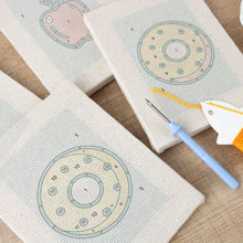 Laden Sie das Bild in den Galerie-Viewer, Punch Needle Set (4 Stück) mit Rahmen - Früchte &amp; Süßes