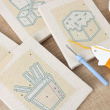 Laden Sie das Bild in den Galerie-Viewer, Punch Needle Set (4 Stück) mit Rahmen - Leckere Köstlichkeiten