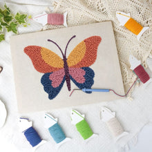 Laden Sie das Bild in den Galerie-Viewer, Punch Needle mit Rahmen - Oranger Schmetterling