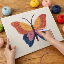 Laden Sie das Bild in den Galerie-Viewer, Punch Needle mit Rahmen - Oranger Schmetterling