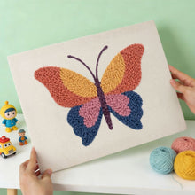 Laden Sie das Bild in den Galerie-Viewer, Punch Needle mit Rahmen - Oranger Schmetterling