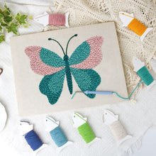 Laden Sie das Bild in den Galerie-Viewer, Punch Needle mit Rahmen - Azurblauer Schmetterling