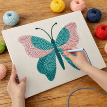 Laden Sie das Bild in den Galerie-Viewer, Punch Needle mit Rahmen - Azurblauer Schmetterling