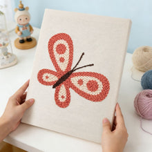Laden Sie das Bild in den Galerie-Viewer, Punch Needle mit Rahmen - Roter Schmetterling