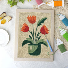 Laden Sie das Bild in den Galerie-Viewer, Punch Needle mit Rahmen - Blühende Tulpen