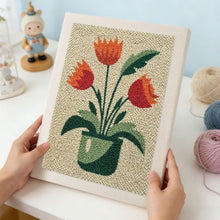 Laden Sie das Bild in den Galerie-Viewer, Punch Needle mit Rahmen - Blühende Tulpen