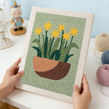Laden Sie das Bild in den Galerie-Viewer, Punch Needle mit Rahmen - Sonnige Narzissen