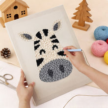 Laden Sie das Bild in den Galerie-Viewer, Punch Needle mit Rahmen - Glückliches Zebra
