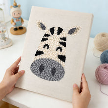Laden Sie das Bild in den Galerie-Viewer, Punch Needle mit Rahmen - Glückliches Zebra
