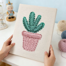 Laden Sie das Bild in den Galerie-Viewer, Punch Needle mit Rahmen - Kawaii Kaktus