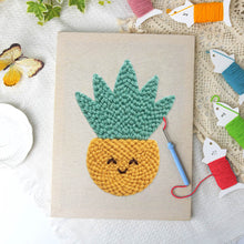 Laden Sie das Bild in den Galerie-Viewer, Punch Needle mit Rahmen - Sonniger Ananas