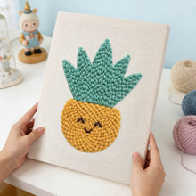 Laden Sie das Bild in den Galerie-Viewer, Punch Needle mit Rahmen - Sonniger Ananas