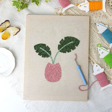 Laden Sie das Bild in den Galerie-Viewer, Punch Needle mit Rahmen - Tropische Blüte