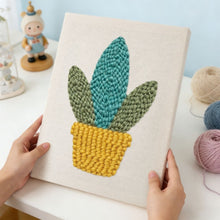 Laden Sie das Bild in den Galerie-Viewer, Punch Needle mit Rahmen - Goldene Sukkulente