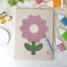 Laden Sie das Bild in den Galerie-Viewer, Punch Needle mit Rahmen - Fliederblüte