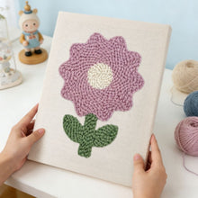 Laden Sie das Bild in den Galerie-Viewer, Punch Needle mit Rahmen - Fliederblüte