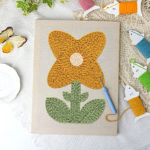 Laden Sie das Bild in den Galerie-Viewer, Punch Needle mit Rahmen - Sonnige Blume