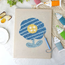 Laden Sie das Bild in den Galerie-Viewer, Punch Needle mit Rahmen - Blaue Blume