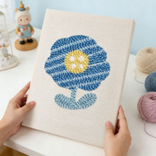 Laden Sie das Bild in den Galerie-Viewer, Punch Needle mit Rahmen - Blaue Blume