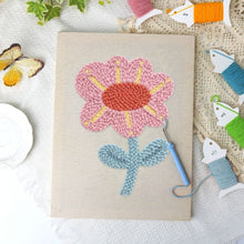 Laden Sie das Bild in den Galerie-Viewer, Punch Needle mit Rahmen - Sanfte Blume