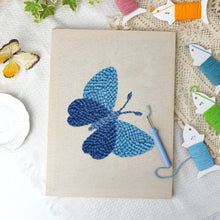 Laden Sie das Bild in den Galerie-Viewer, Punch Needle mit Rahmen - Blauer Traum Schmetterling